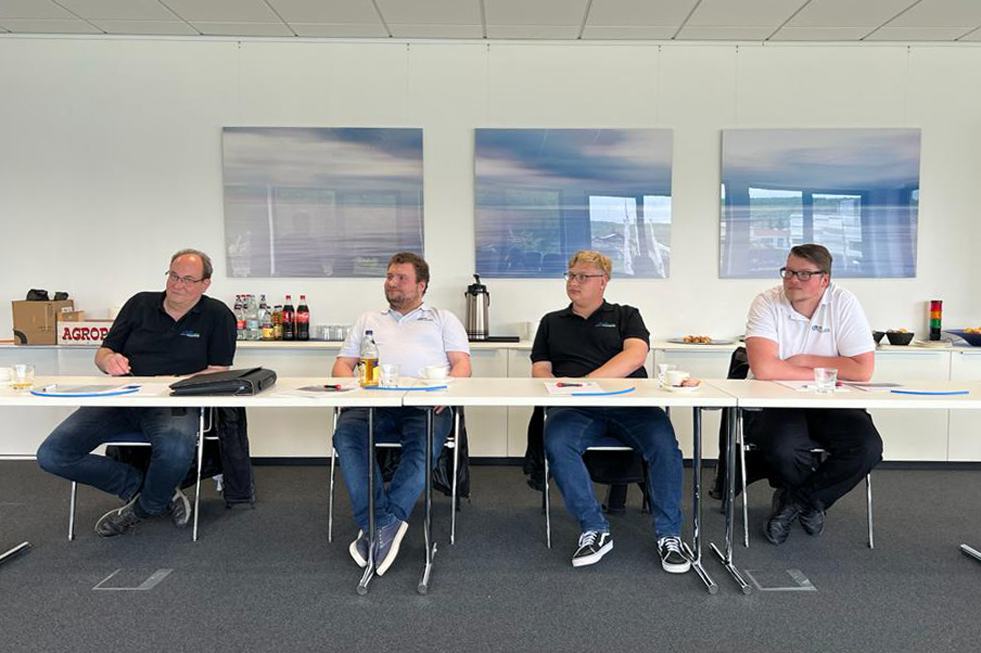Daniel Chagny, Verkaufsgebietsleiter MetzConnect, mit Azubis der dtm group